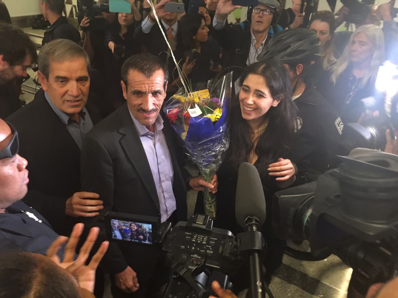 Las cámaras de televisión, sus conocidos y muchos curiosos se acercaron hasta Vayeghan para tratar de retratar sus primeros instantes en EEUU.