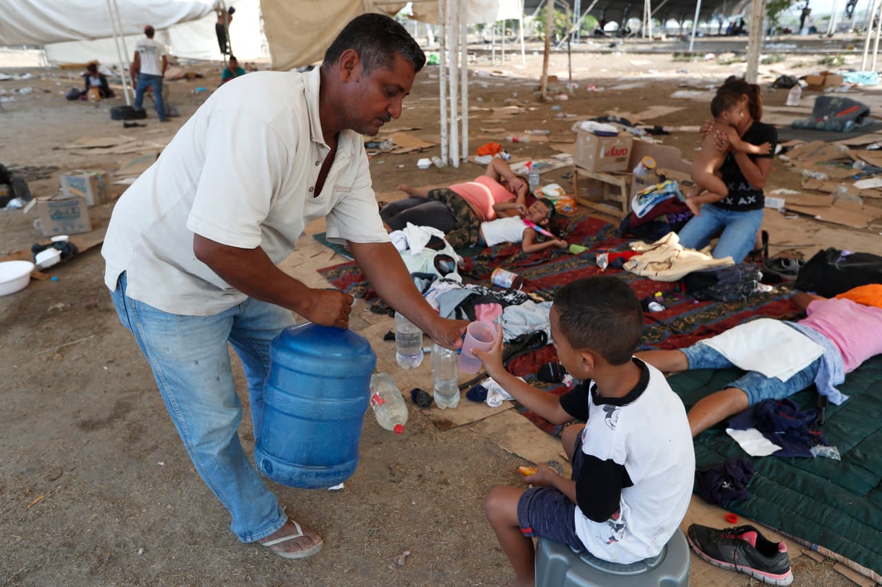 El migrante hondureño Geovani Villanueva. Tiene 51 años y lleva 25 días en el polideportivo de Mapastepec esperando algún documento que le permita seguir la ruta con su esposa, sus dos hijos pequeños y otros cuatro familiares que viajan con él.
<br>
