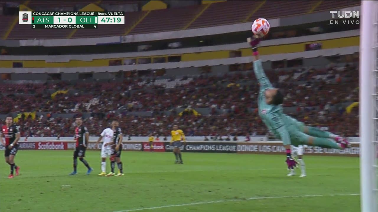 ¡Se pone la capa para volar! Espectacular manotazo de Camilo Vargas