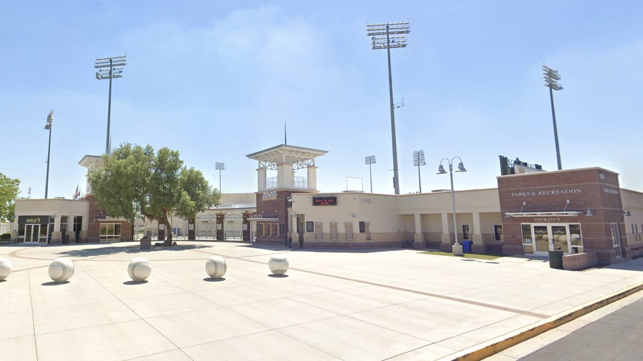 <b>Surprise Stadium</b>
<br>El estadio Surprise organizará una fiesta gratuita para ver el segundo juego de la Serie Mundial 2023, entre los Diamondbacks de Arizona y los Rangers de Texas. Las puertas se abrirán a las 4 p.m. El estadio se ubica en el 15850 de N Bullard Ave, en Surprise. Para más información llamar al 623-222-2222.