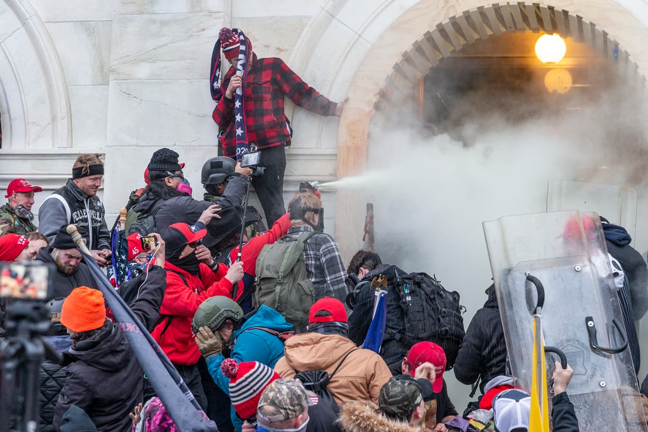 Los partidarios de Donald Trump entraron a las instalaciones del Congreso al superar a las autoridades.
