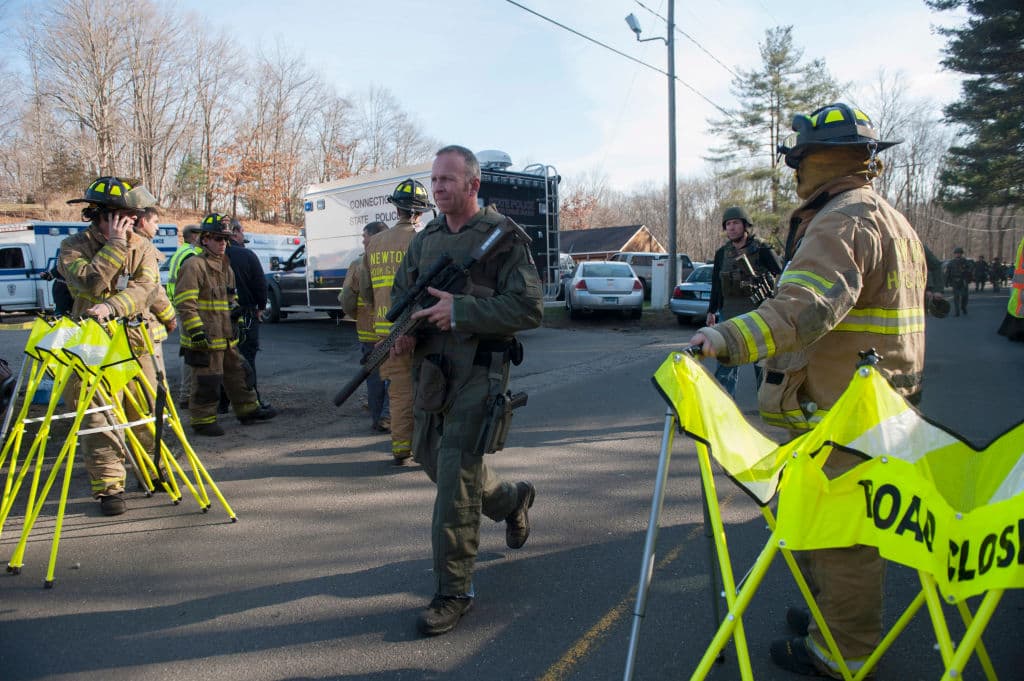 <b>4. Tiroteo de Sandy Hook, en Newtown, Connecticut,</b> 4 de diciembre de 2012. 26 muertos. Un hombre de 19 años mató a su madre en su casa en Newtown y luego fue a la cercana escuela primaria Sandy Hook y mató a 20 alumnos de primer grado y seis maestros antes de quitarse la vida. Vació tres armas de fuego que estaban en su vivienda: un rifle de asalto semiautomático AR-15 y dos pistolas.