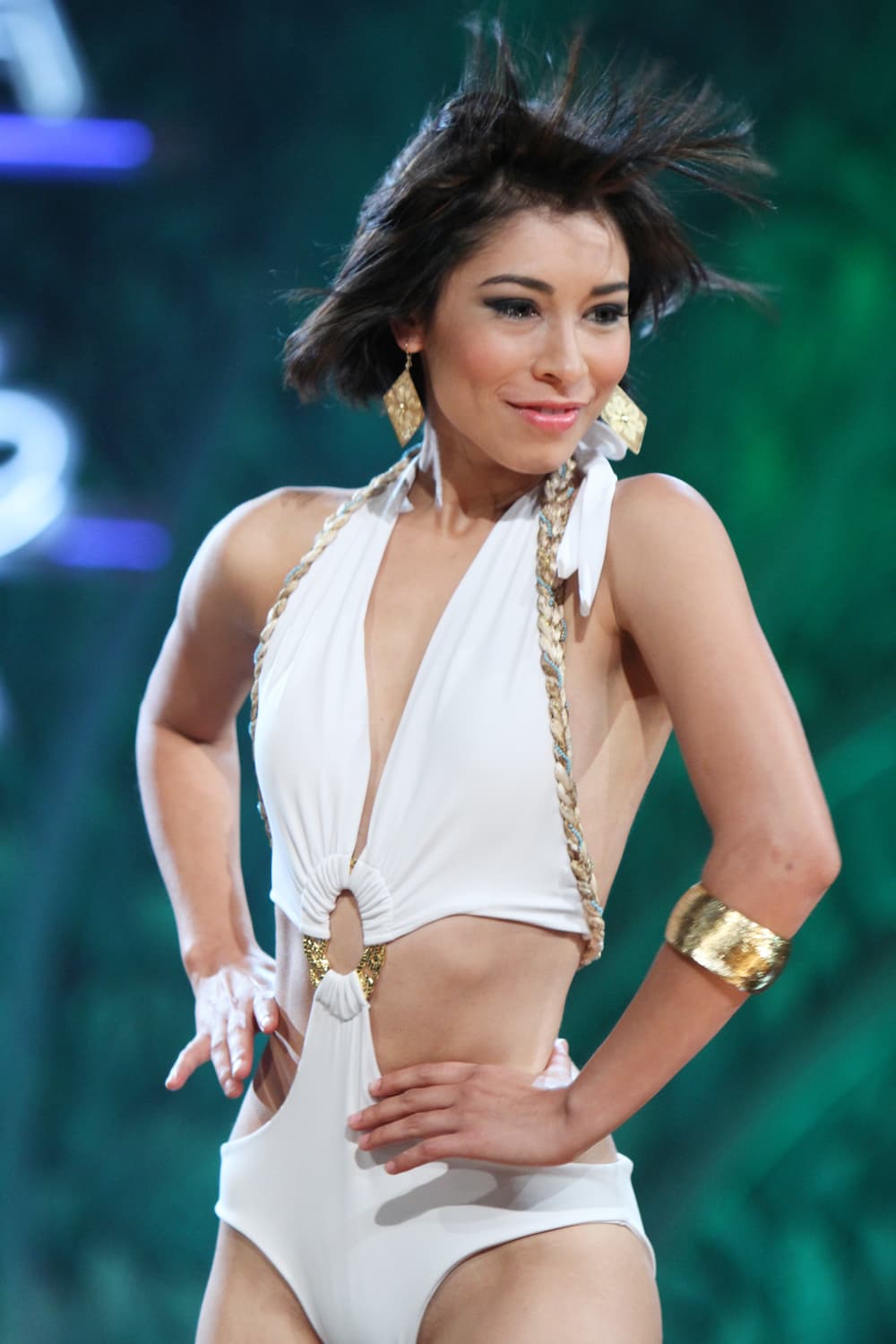 Seguramente la reconocen como "la peleonera" de la quinta temporada pero la mexicana de 26 años regresa motivada, segura de sí misma, con sus emociones controladas y agradecida con una nueva oportunidad. Si ganara la corona le gustaría promover las causas sociales y abogar por las injusticias. Se define como una chica creativa, altruista y testaruda.