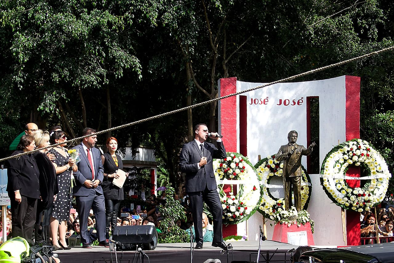 En el parque de La China, José Joel subió al escenario que estaba ubicado frente a la estatua de su padre para interpretar 'Lo pasado, pasado', uno de los éxitos de José José. A su lado estaban su madre, Anel Noreña, y su hermana, Marysol Sosa, entre otros.
