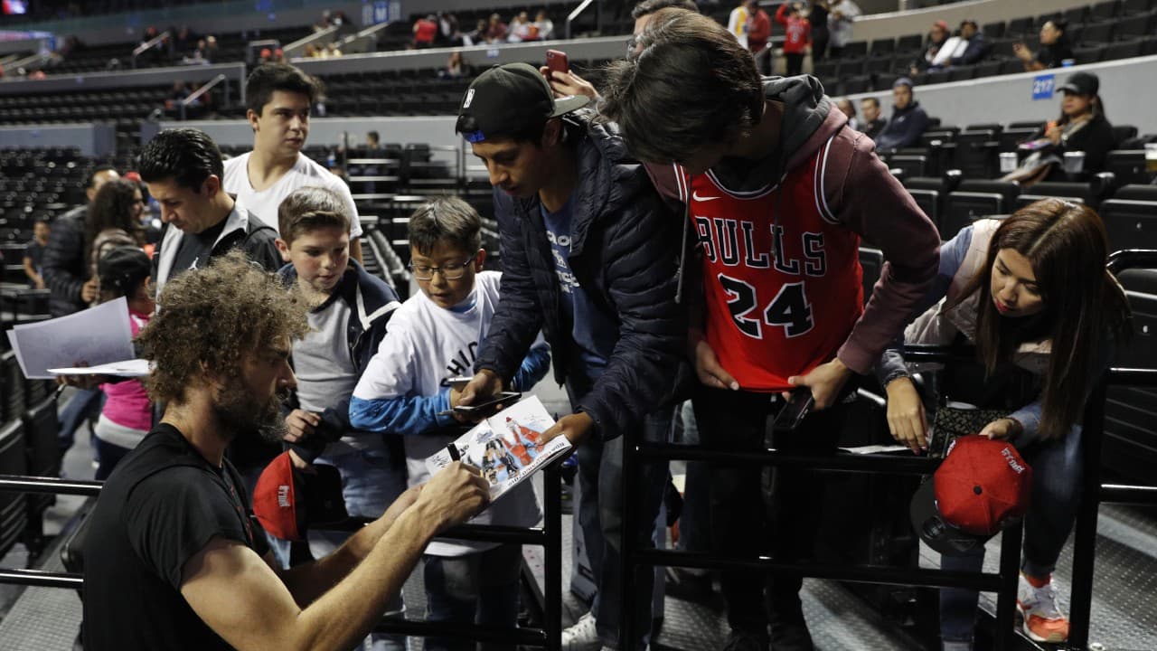 Robin López firma autógrafos a aficionados durante el calentamiento previo al partido.