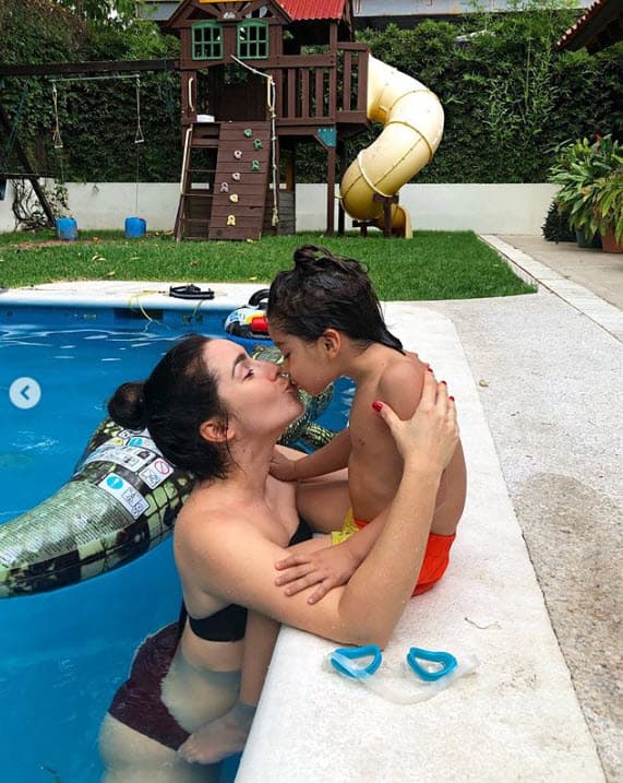 “La vida es sabia y como tal nos recuerda que el AHORA es sólo un instante y aun así lo único que nos pertenece. Estas fotos son de hace unas semanas cuando Diego pudo nadar/flotar solito por primera vez. La vida es bella siempre... en medio del dolor, de la muerte, de una pandemia, de las crisis, de los conflictos y por supuesto de la vida diaria... AMO mi vida muchísimo y estoy feliz y emocionada por el ahora y por todo lo mágico que viene”.