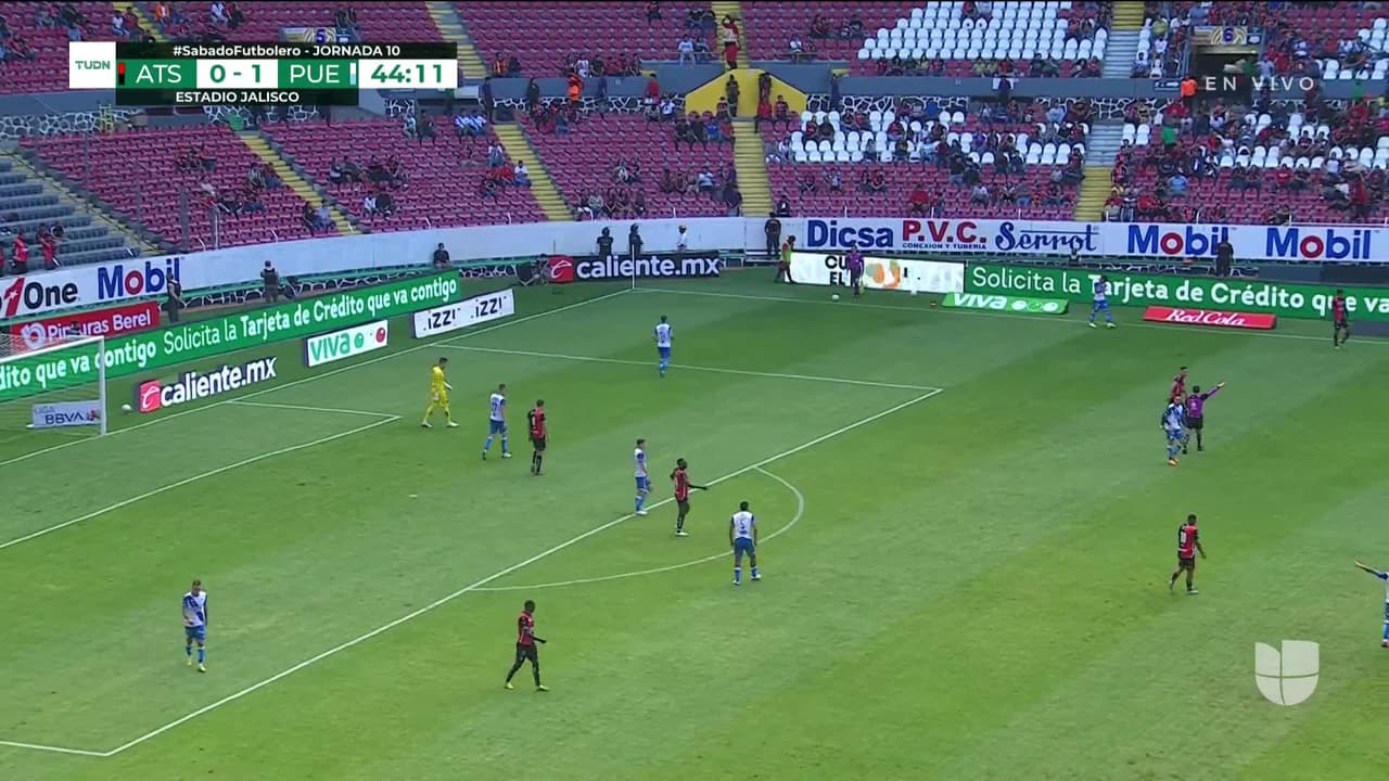 ¡TIRO ATAJADO! disparo por Julián Quiñones.