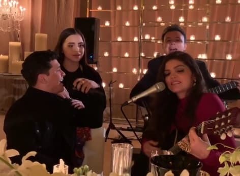 Ana Bárbara y Christian Nodal ya habían cantado juntos, pero de manera informal en reuniones. Christian quedó encantado con la letra de 'Solos' y desde que la escuchó quiso de inmediato colaborar en este dueto.