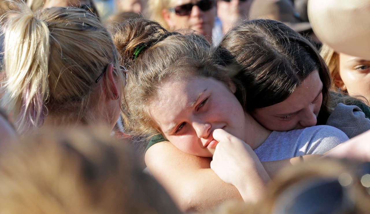 Sospechoso de la masacre en una escuela de Texas no disparó a los estudiantes que le caían bien, según querella