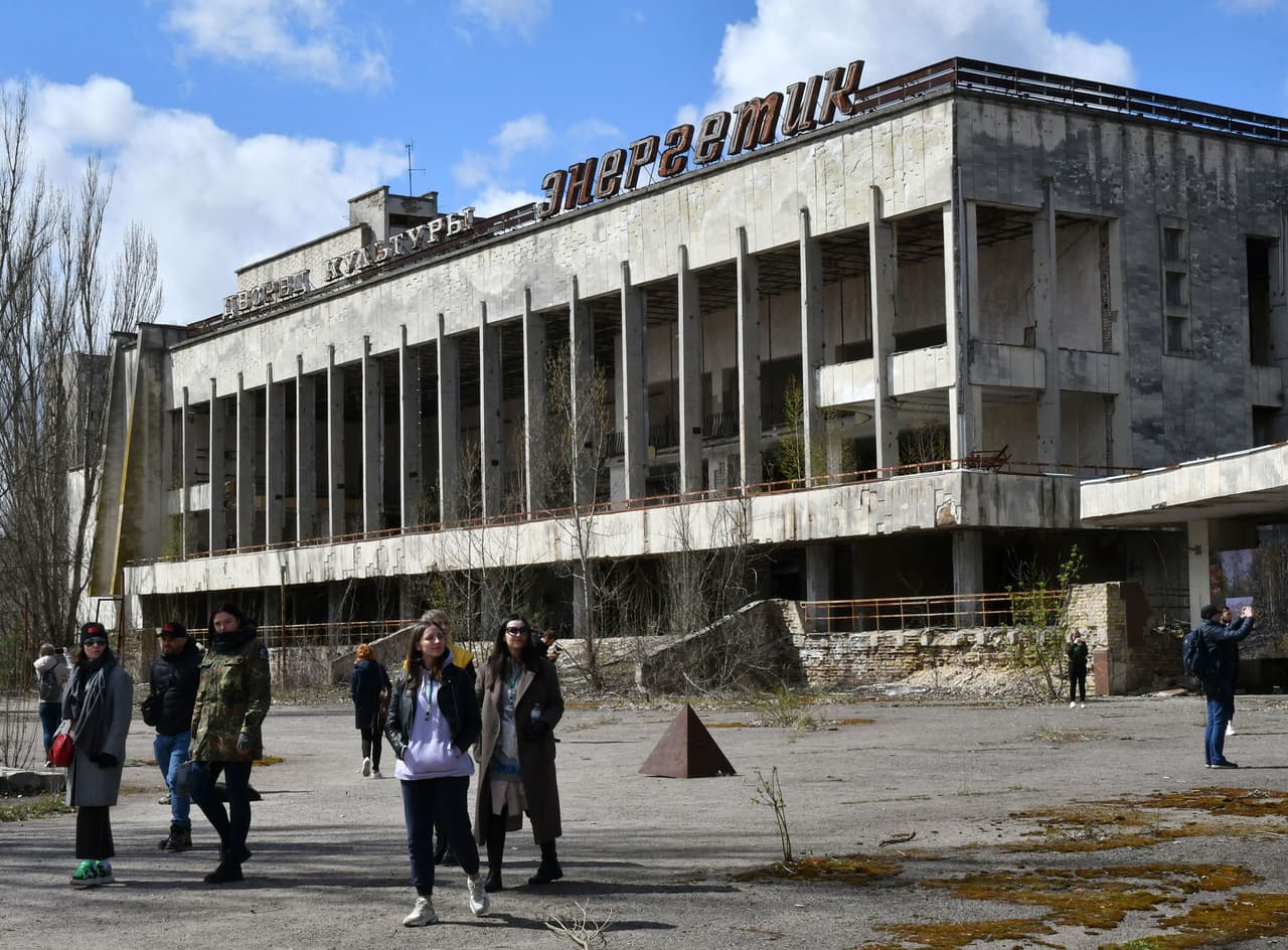 Turistas en una visita a la ciudad fantasma de Pripyat, el 24 de abril de 2021. El desastre de Chernobyl contaminó tres cuartas partes de Europa, golpeando especialmente a Ucrania, Rusia y Bielorrusia. En los últimos años se había convertido en una curiosidad turística.