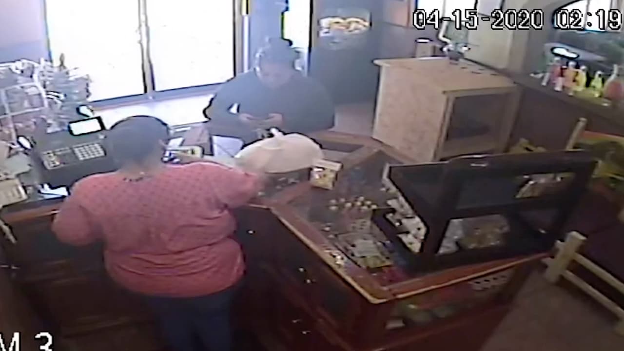 Los investigadores del caso tuvieron acceso a las imágenes de las cámaras de vigilancia del negocio. Los empleados aseguraron que la soldado visitaba con frecuencia el negocio, pero esta vez, el 15 de abril, la notaron diferente, “como que estaba preocupada”.