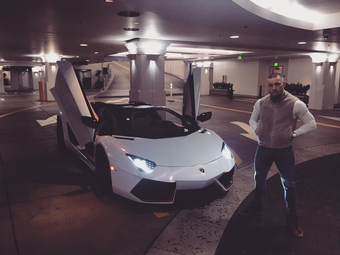 Conor McGregor y su Lamborghini Aventador con las puertas abiertas en vertical, un sello distintivo de la marca italiana desde hace muchos años. Este auto es el sucesor natural del anterior Lamborghini Murciélago. (
<b><a href="https://www.univision.com/noticias/autos-y-famosos/la-impresionante-coleccion-de-autos-de-conor-mcgregor-fotos" target="_blank">Aquí la colección completa de Conor</a></b>)