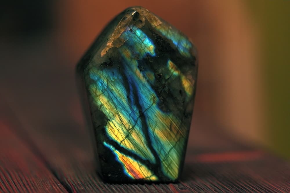 Debido a que el mineral tiene muchos elementos químicos como calcio, sodio, alumino, silicona, entre otros, le otorga unos colores hermosos que brillan en muchas tonalidades ante la luz, con tonos verdes, azules, rojos, amarillos, naranjas...