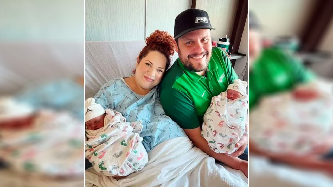 Kali y Cliff Scott posan con sus hijas en el hospital, horas después del curioso nacimiento de las pequeñas.