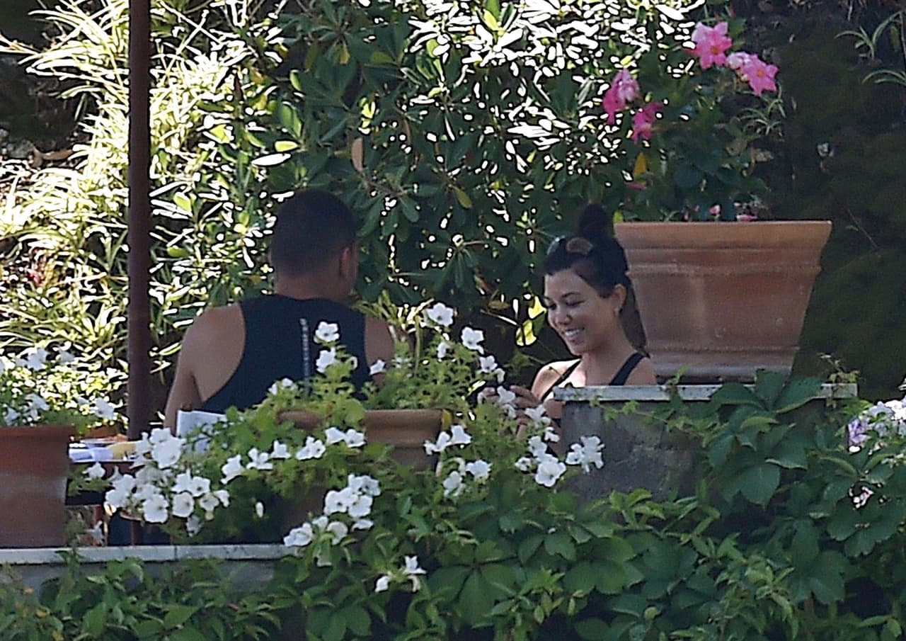 De acuerdo con información de ¡Hola! México, la estrella de 'Keeping Up with the Kardashians' y el modelo argelino iniciaron su noviazgo el 25 de mayo de 2017.