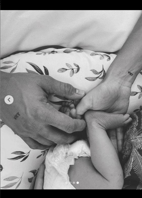 Esta es una de las primeras cuatro fotos que el cantante, casado con Sara Escobar, compartió de la criatura. 
<br>