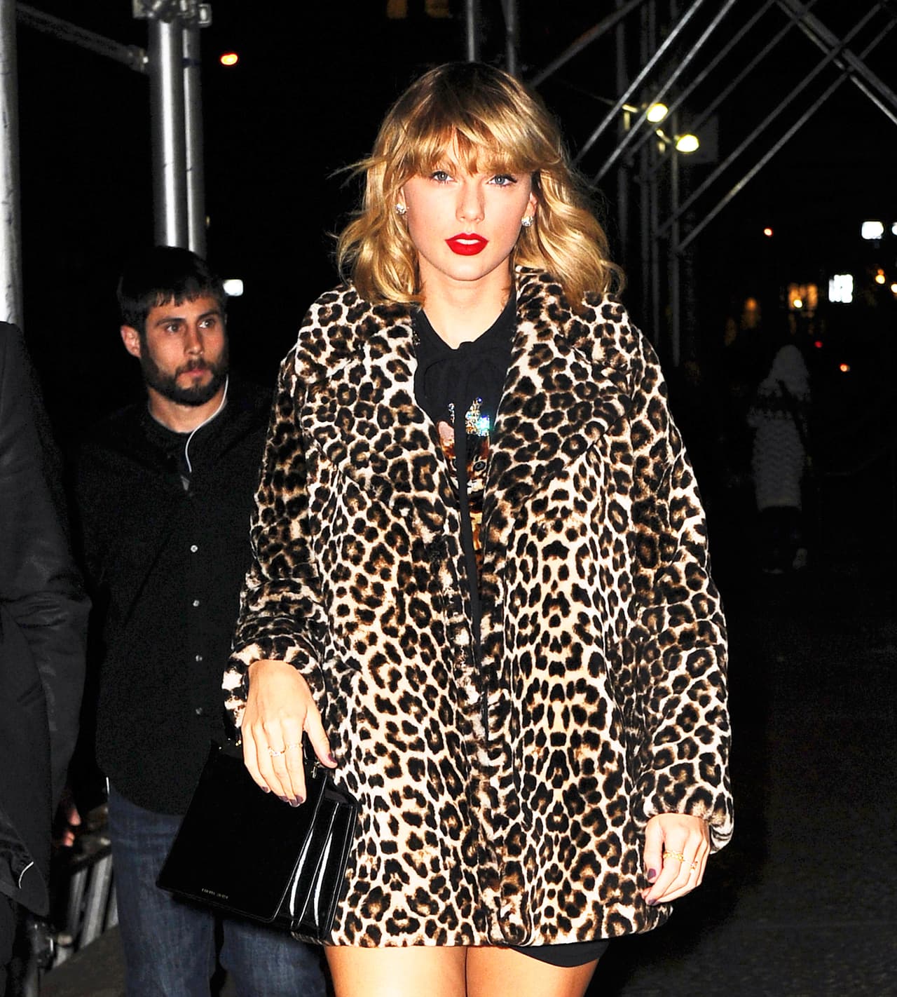 Taylor Swift caminando en Nueva York en noviembre de 2016 usando un abrigo con estampado de leopardo de $2,195.