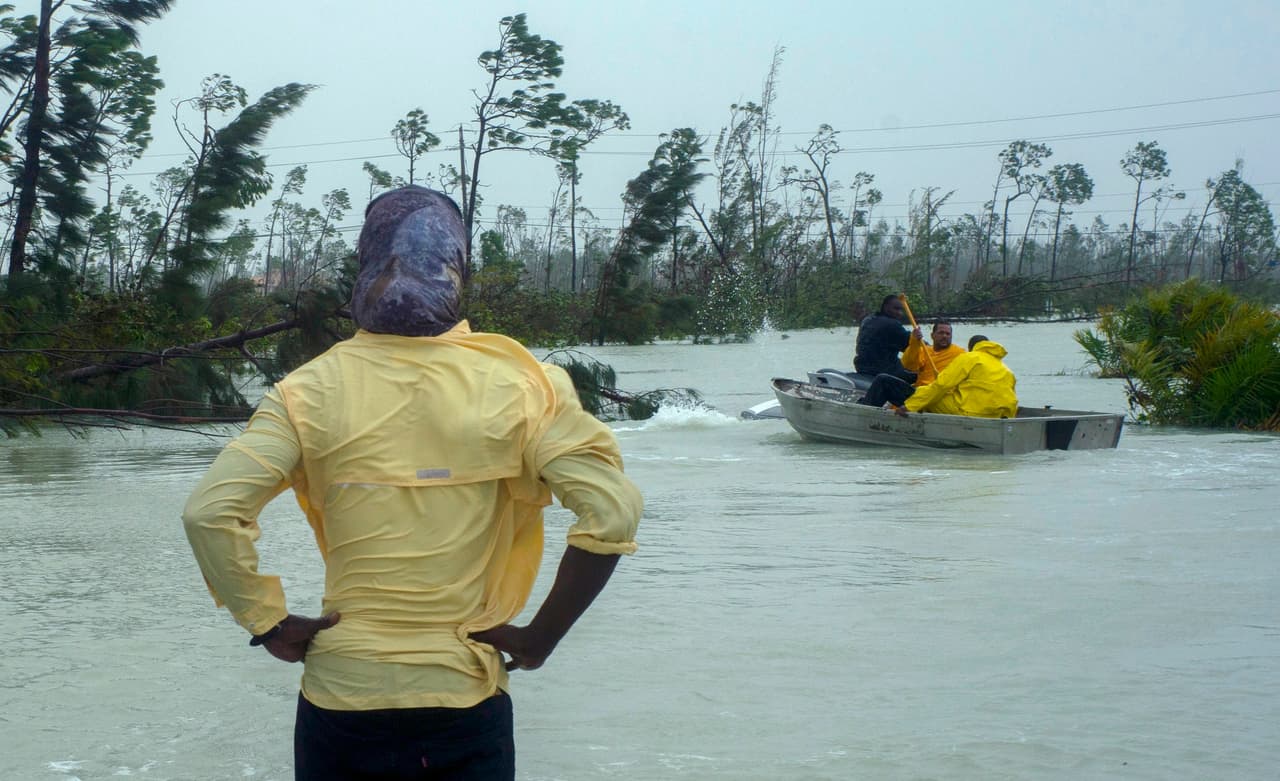 Las islas de Abaco y Gran Bahama, al norte del archipiélago sufrieron grandes inundaciones. En la fotografía los rescates de sobrevivientes en Freeport.