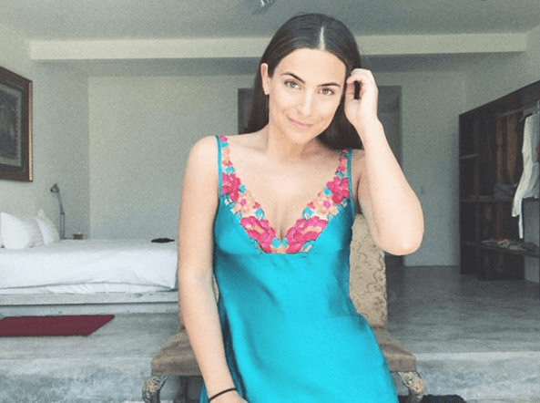 "Mis noches con lencería italiana. Enamorada de la seda y el encaje floral de la colección 'Intimissimi love Sicily'", escribió la actriz para acompañar la publicación de esta imagen en sus redes sociales.