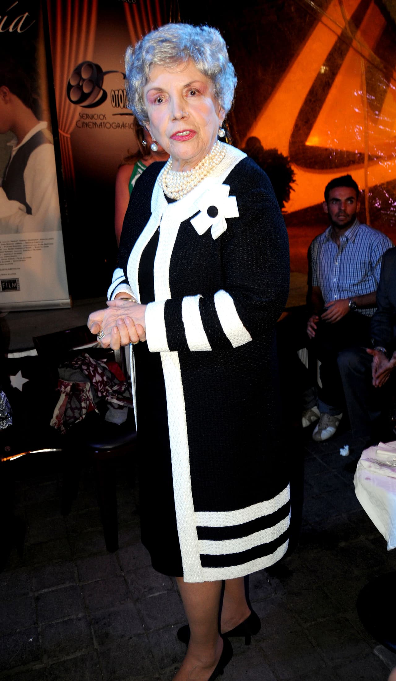 Y para cerrar esta lista tenemos a la actriz 
<b>Evangelina Elizondo</b>, quien ha tenido varios papeles de abuelas, pero ninguno como el de la telenovela '
<b>Cuando seas mía</b>', en donde era la dura abuela de los personajes de 
<b>Eduardo Basáñez, Ana Serradilla y Rodrigo Abed</b>. ¿Qué otra abuela recuerdas en las telenovelas?