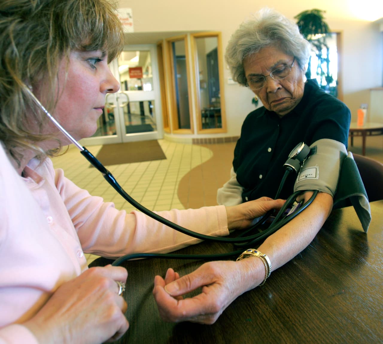 Aunque los niños son especialmente susceptibles a la exposición al plomo, también puede ser peligroso para los adultos. En estos puede causar problemas de fertilidad, tensión arterial alta, fallas digestivas, trastornos nerviosos, dificultad de concentración y dolores musculares o articulares.