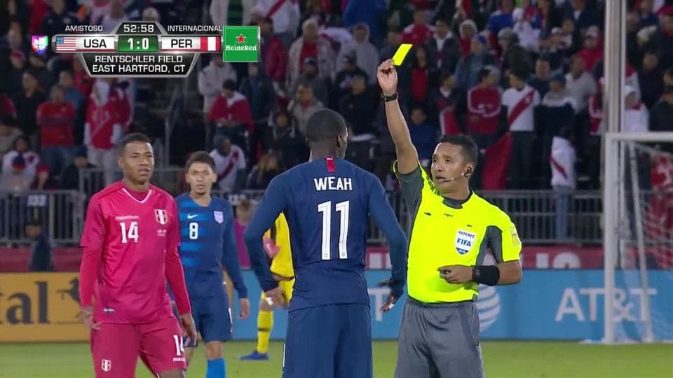 Tarjeta amarilla. El árbitro amonesta a Timothy Weah de USA