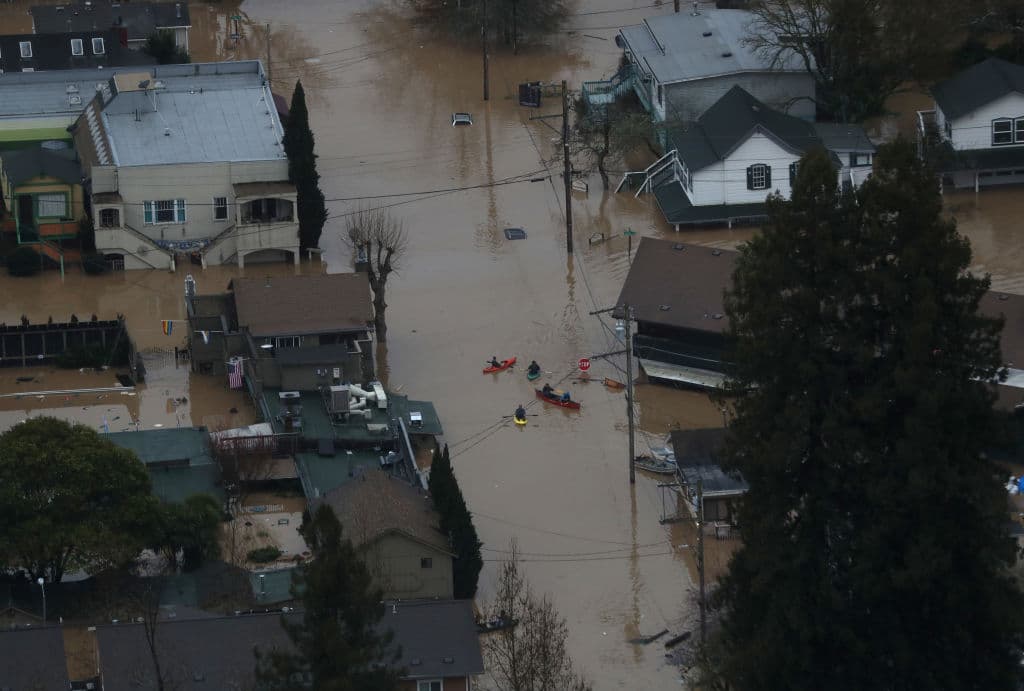 "Guerneville es oficialmente una isla. Debido a las inundaciones todos los caminos que llevan a la comunidad están intransitables. No podrán entrar o salir de la ciudad sin una lancha", advirtió la Oficina del Alguacil del condado Sonoma.