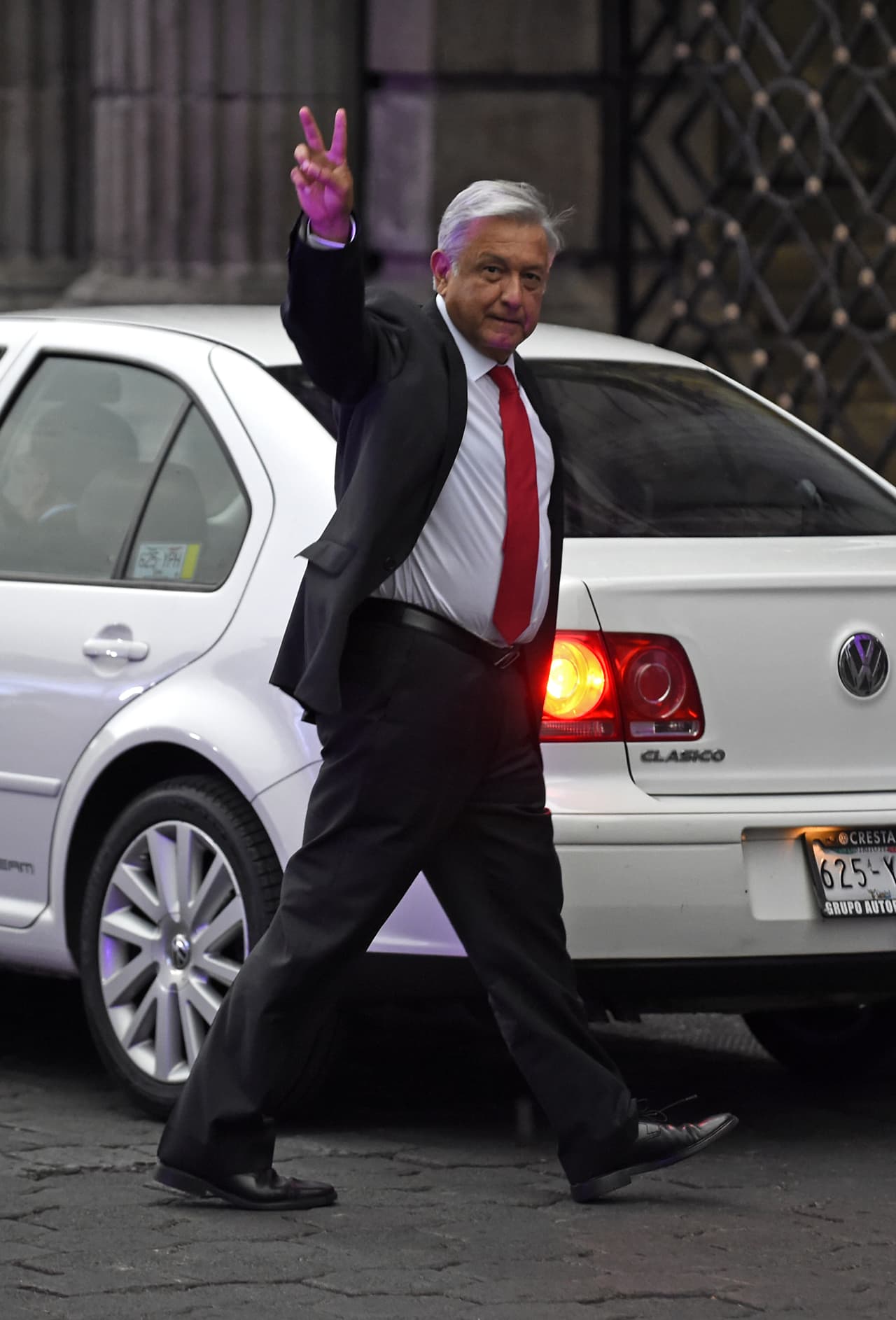 El originario de Tabasco, México, siempre se ha caracterizado por usar autos de bajo perfil, como este 
<b>Volkswagen Clásico</b> en el que se le ha visto llegar a diversos actos de su campaña.