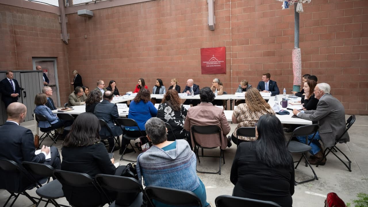 El secretario del DHS, Alejando Mayorkas, y la gobernadora Katie Hoobs se reunieron en una mesa redonda con grupos comunitarios para conversar sobre la cooperación colectiva, trabajo continuo y asociación para brindar atención humanitaria y recepción a los migrantes. La reunión fue en Casa Alitas, la organización que recibe inmigrantes en Tucson.