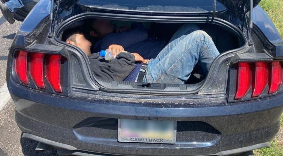 El dos de julio, 
<b>oficiales de la Estación Douglas</b> lograron la captura de un sospechoso de traficar con personas de origen cubano sobre la carretera SR-80. En la cajuela de su vehículo fueron descubiertos dos 
<b>inmigrantes provenientes de Guatemala</b>.