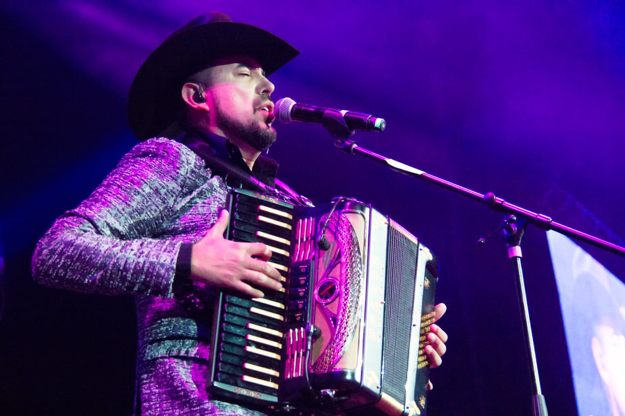 Fidel Rueda fue el segundo artista en aparecer en el escenario y le emocionó la forma como el público lo recibió, luego de cinco añosde no estar en Monterrey.