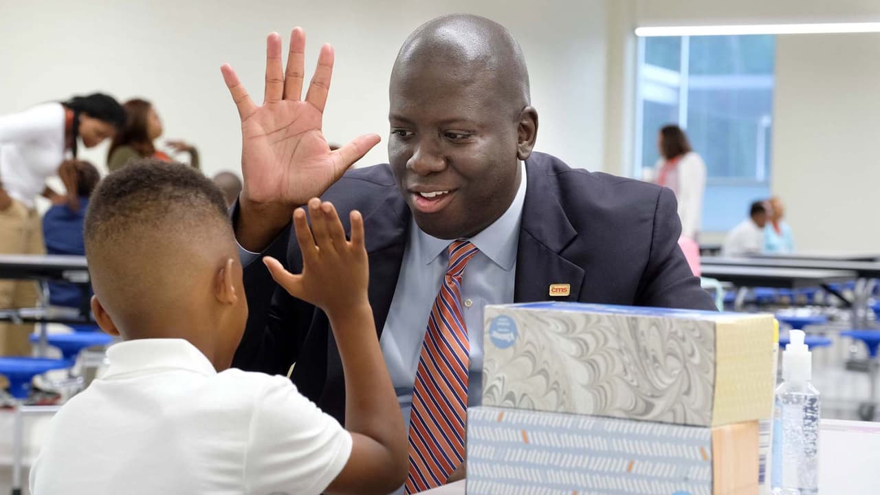 Superintendente escolar de Charlotte-Mecklenburg recibirá $ 24,000 al mes por 2 años tras despido