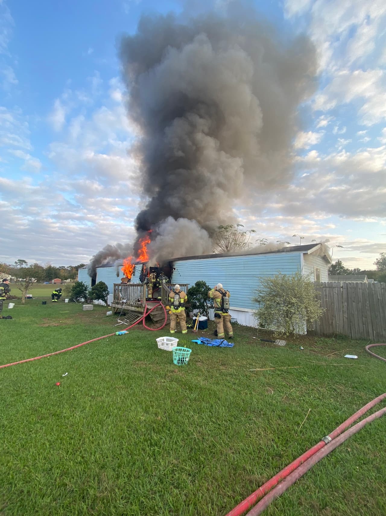 En la casa se logró rescatar a dos perros pero uno murió en el incendio, el cual fue sofocado en alrededor de 15 minutos.
