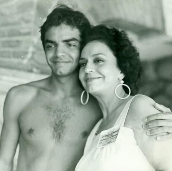 Por otro lado, el comediante recordó el talento de su madre para llorar en distintas telenovelas, incluso mencionó una vieja leyenda donde decían que Silvia Derbez dejaba salir sus lágrimas dependiendo de la cámara que la filmaba.
<br>