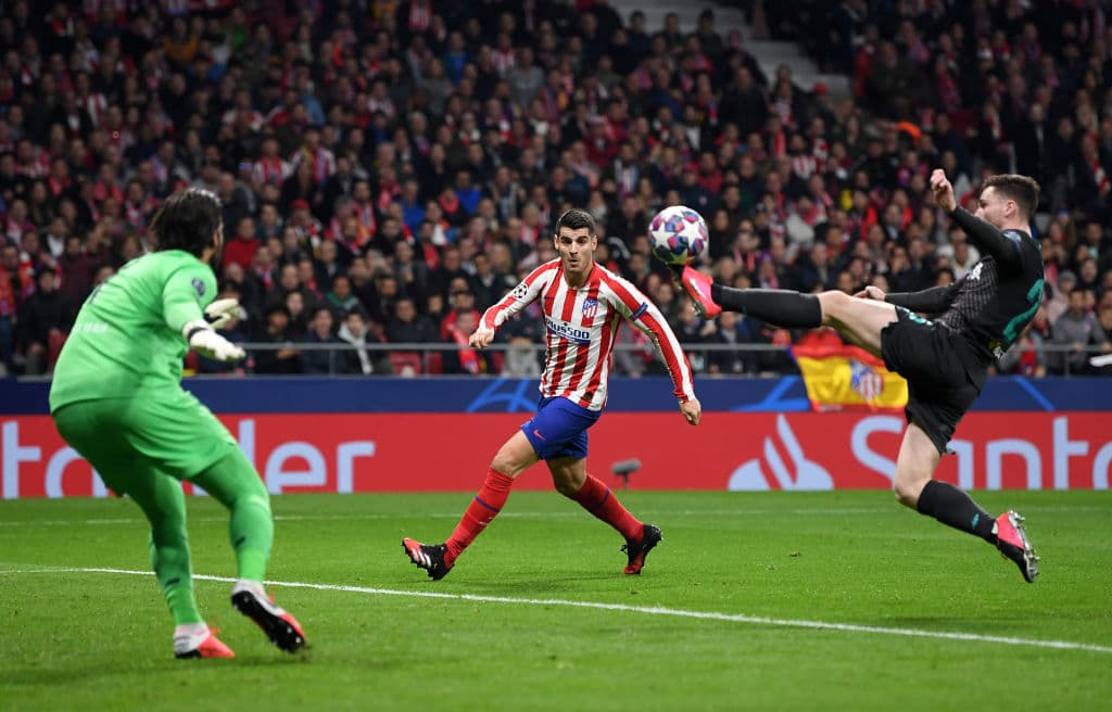 Robertson bloquea un remate del Atlético de Madrid ante la mirada de Morata que aguarda por el rebote.