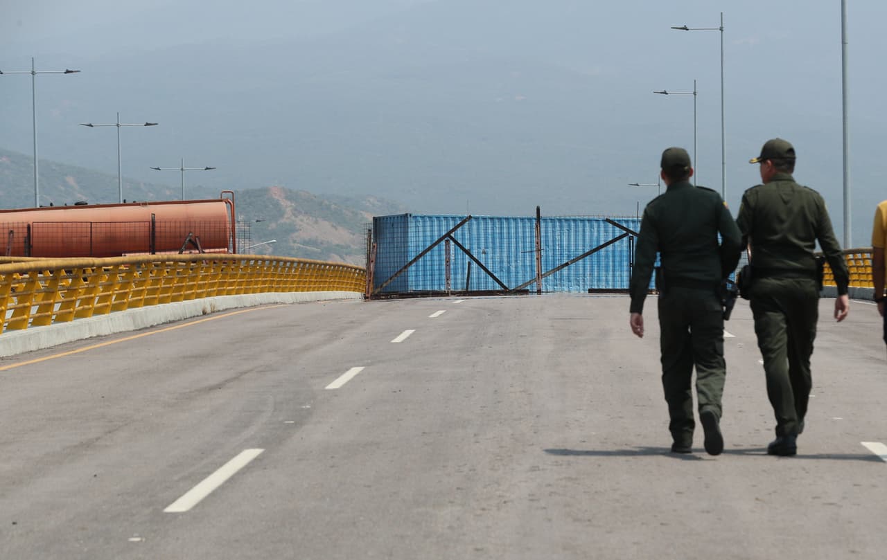 "Lo que está bloqueando (...) el puente Tienditas, por donde ellos (los militares) presumen que va a pasar la ayuda humanitaria, son un (camión) cisterna, un container y el día de hoy llegó en la madrugada un convoy de la Fuerza Armada Nacional", dijo el diputado Duarte a la agencia Efe.