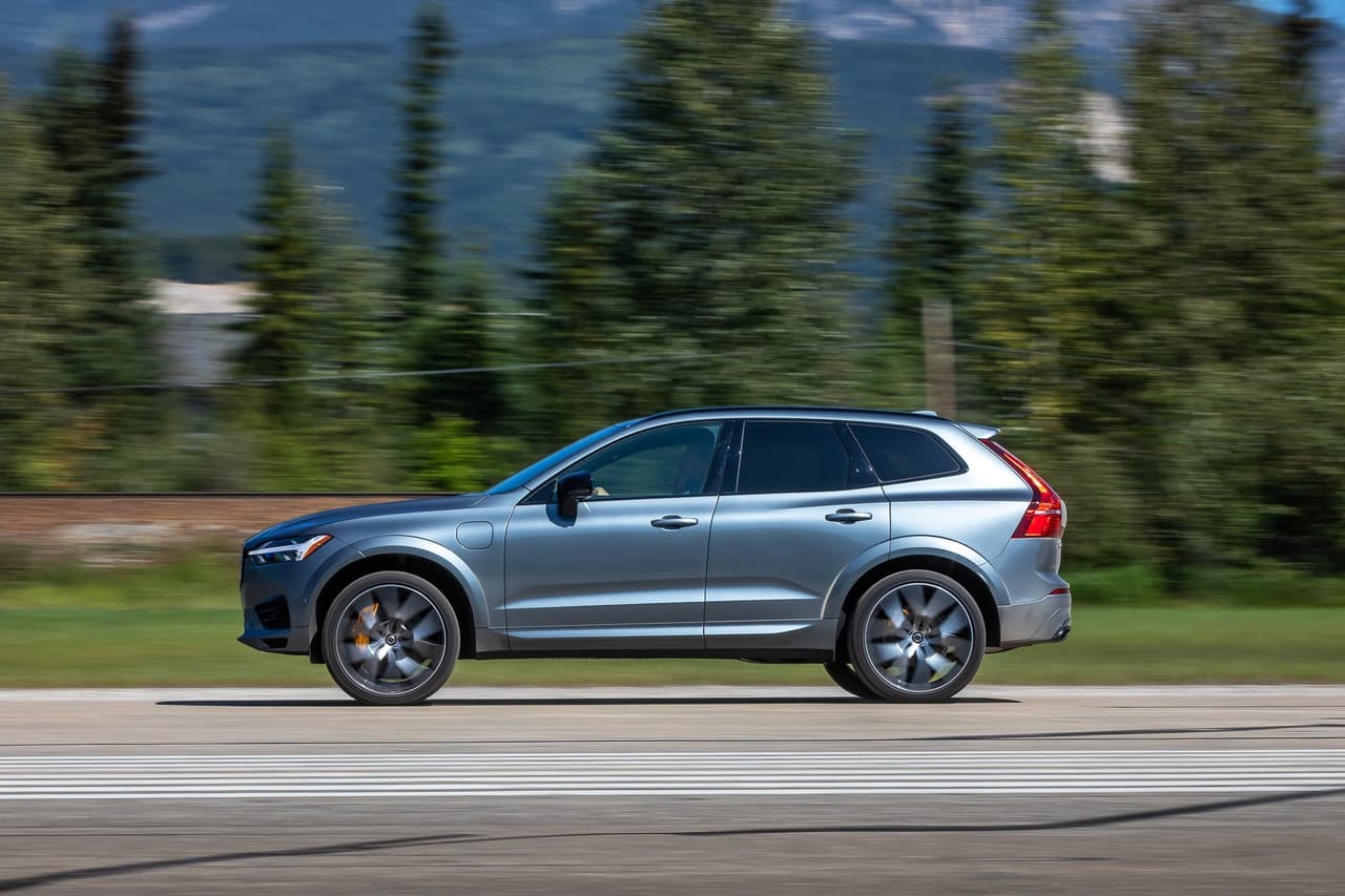 Nuestra unidad de prueba correspondía al nivel de equipamiento Polestar Engineered con un sistema de propulsión híbrido enchufable T8. Es capaz de acelerar de 0 a 60 mph (98 km/h) en aproximadamente 5 segundos y entrega un consumo de combustible de 27 mpg en trayecto combinado.