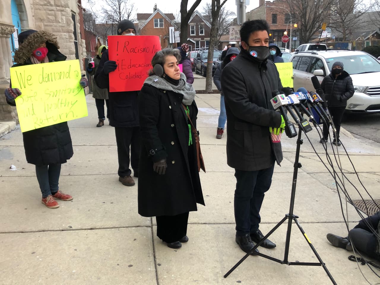 “Anunciaron que extienden la orden de quedarse en casa pero es inconsistente que quieran que nuestros niños y nuestras familias vuelvan a las escuelas con todo esto que está pasando”, dijo Byron.
<br>