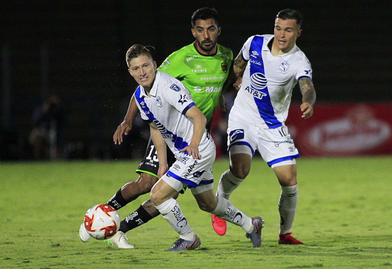 Los visitantes generaban mejor futbol colectivo, pero no lograban emparejar los cartones.