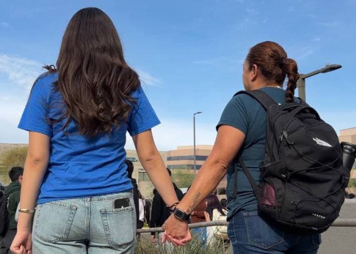 Georgina dice que ahora es ella quien acompaña a su hija, y seguirá a su lado durante estas manifestaciones.