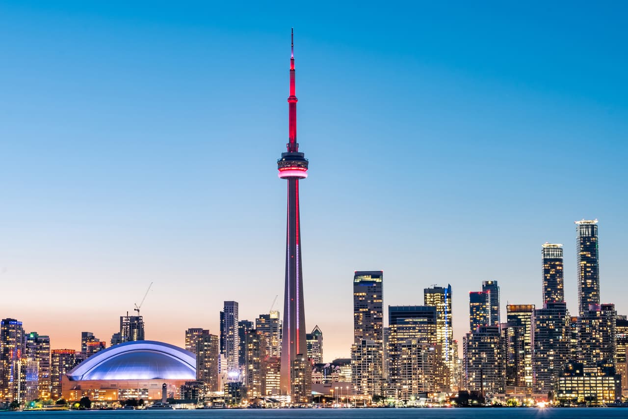 <h3 class="cms-H3-H3">13. Toronto, Canadá </h3>
<br>
<br>El hecho de que la mitad de su población no sea canadiense,
<b>nos habla de una ciudad global y dinámica </b>en la que es posible desarrollarse profesionalmente en varias empresas globales.
<br>
<br>Si bien su centro es atractivo, sus barrios multiculturales
<b>han construido una oferta muy variada en varios rubros como <a href="https://www.univision.com/temas/gastronomia">gastronomía</a>, ocio y arte. </b>
<br>