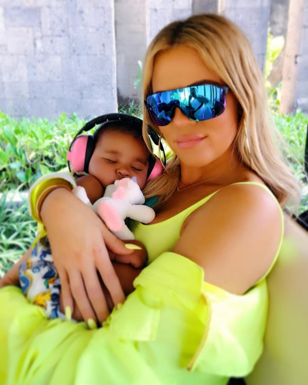 Tal parece que para algunos de sus fanáticos, el hecho de que Khloé lleve las uñas tan largas podría ser una causal de que no pueda cuidar de manera adecuada a su hija True.