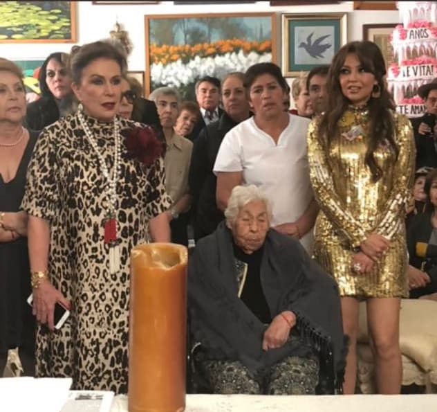 El evento 
<b><a href="https://www.univision.com/entretenimiento/selfies-oraciones-y-fria-cordialidad-el-video-del-reencuentro-de-thalia-con-su-hermana-laura-video" target="_blank">se convirtió en una competencia</a></b> entre Laura y Thalía para ver quién era más cercana a doña Eva. Los roces entre las hermanas fueron más que evidentes, lo que quedó de manifiesto por la visible incomodidad que mostraron ante los medios de comunicación.