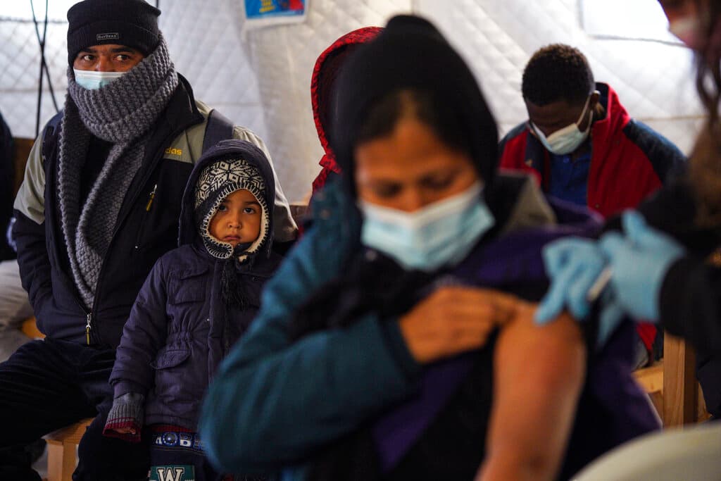 Si soy un inmigrante indocumentado ¿puedo recibir gratis la vacuna de refuerzo contra el covid en Nueva York?