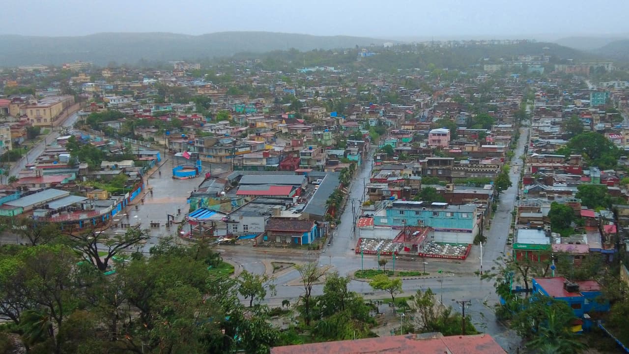 Testimonios tras paso del huracán Melissa por Cuba: “Nos estamos inundando todo aquí”