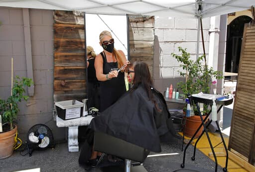 Las nuevas reglas se producen a una semana de imponerse nuevos cierres de bares en 33 condados del estado, así como cambios parciales en restaurantes en todo el estado que ahora pueden servir a los clientes al aire libre.