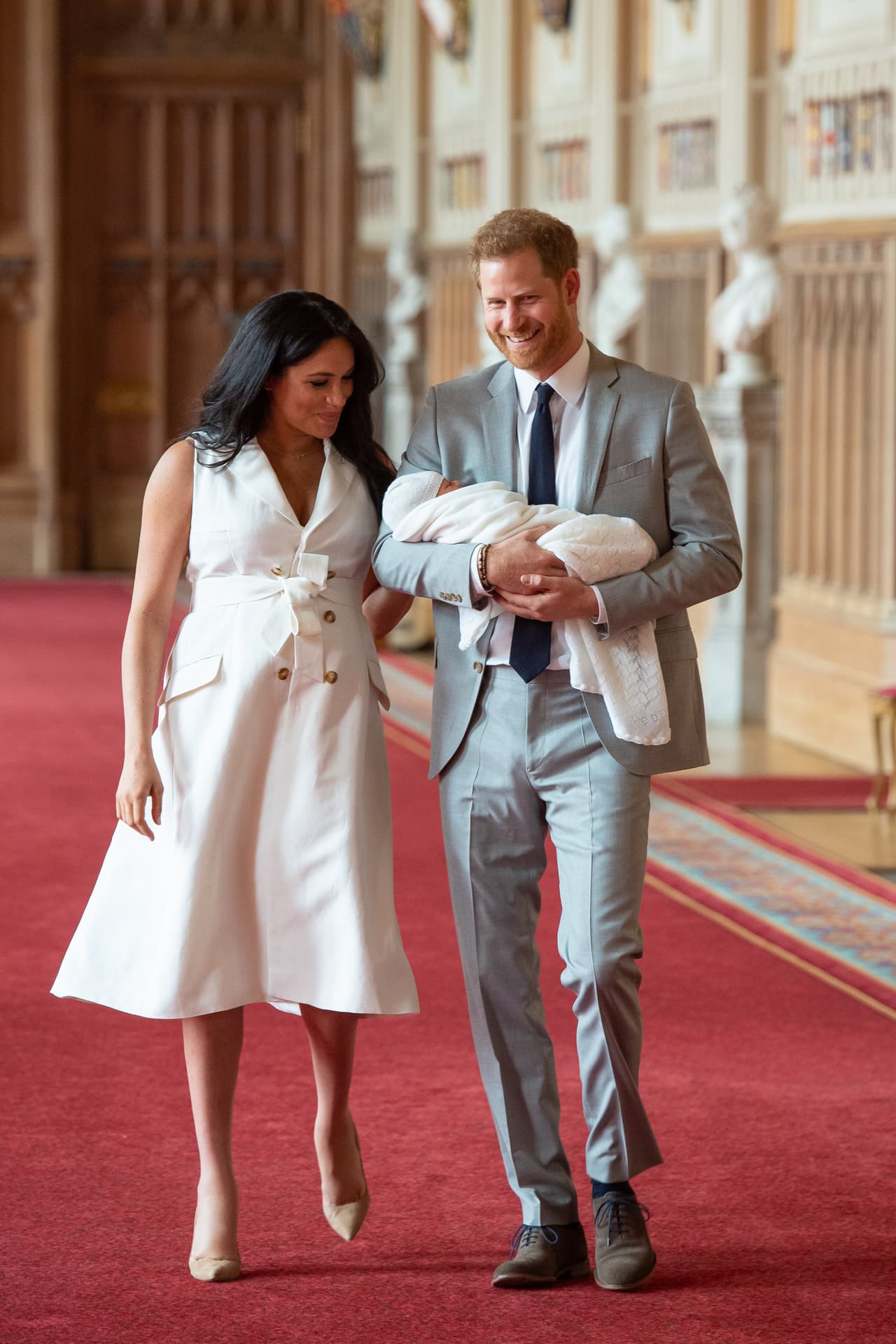 Y Meghan lo hizo otra vez: en una poderosa decisión se presentó luciendo un vestido estilo gabardina blanco cruzado al frente sin mangas y atado a la cintura de la diseñadora Grace Wales Bonner.