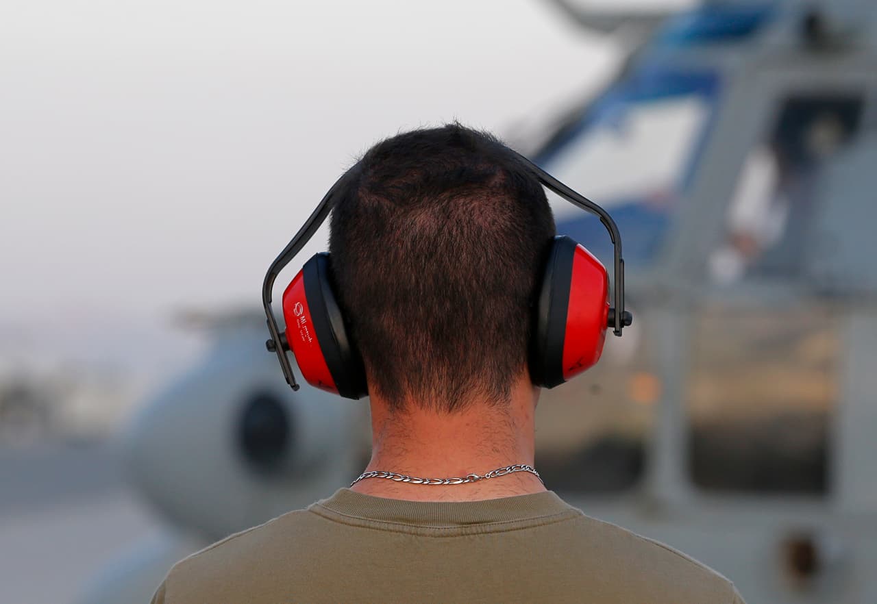 <b>Lo de Cuba ¿es de verdad un ataque acústico?</b>
<br>Frente a las sospechas de que hayan sido armas sónicas inaudibles las que se usaron en la embajada de Cuba, el profesor Heys concluye: “Los dispositivos que trabajan en cualquier espectro podrían causar daño auditivo pero es improbable que sea infrasónico dado el tamaño del altavoz requerido para producir la frecuencia y el nivel del decibeles apropiado. Los ultrasonidos, por su parte, podrían dirigirse a la cabeza de un objetivo, pero es difícil ser exactos dentro de un edificio en donde hay tanta gente, lo más probable es que las frecuencias sean desviadas o inexactas".