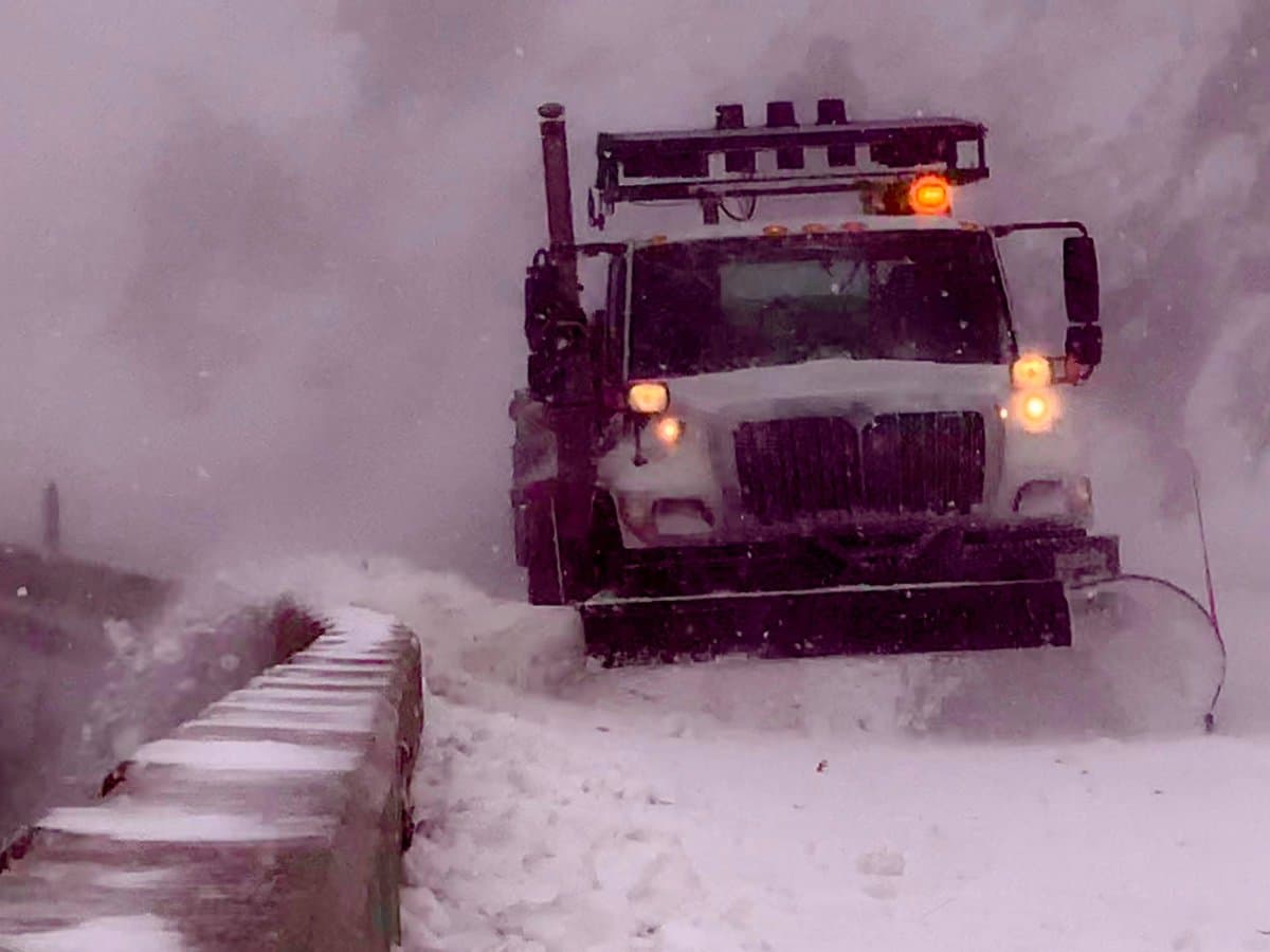 Desde primeras horas de este miércoles, cuadrillas de 
<a href="https://twitter.com/CaltransDist3/media" target="_blank">Caltrans</a> limpian una densa capa de nieve en las vías de las montañas en San Bernardino. Sin embargo, piden a conductores evitar viajes no necesarios durante el pico de la tormenta este miércoles y jueves.