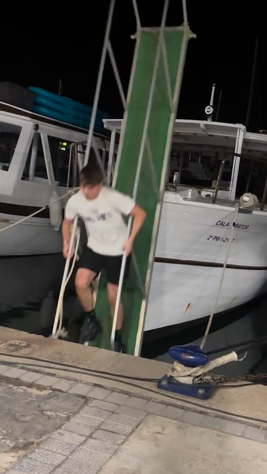 Un turista se golpea tras caer de un barco en Ibiza